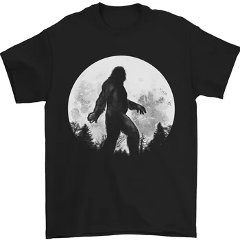 Bigfoot Z Luno v Ozadju Mens T-Shirt 100% Bombaž